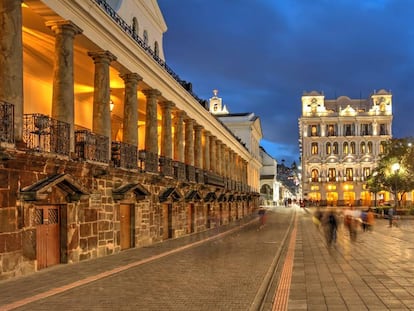 Plaza de la Independencia de Quito, conocida también como Plaza Grande, con el Palacio de Carondelet al fondo. 
