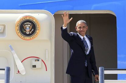 Obama saluda desde el Air Force One en la base aérea de Torrejón de Ardoz.