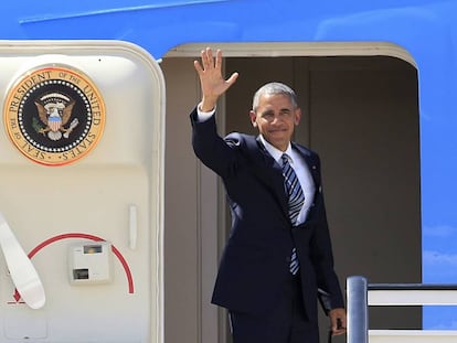 Obama saluda desde el Air Force One en la base aérea de Torrejón de Ardoz.