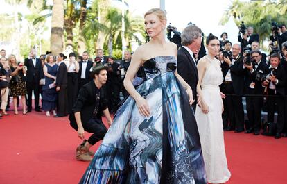 La actriz Cate Blanchett, junto al director Todd Haynes y la actriz, Rooney Mara a su llegada a la premiere del film 'Carol' en Cannes, 17 de mayo de 2015.