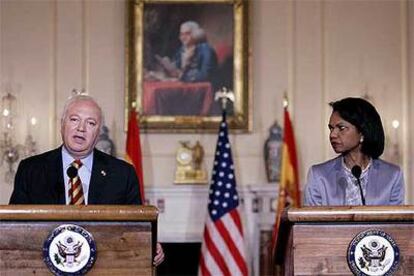 Miguel Ángel Moratinos, con la secretaria de Estado estadounidense, Condoleezza Rice, en Washington.
