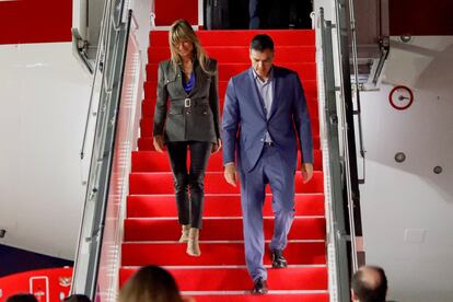 Pedro Sánchez y su esposa Begoña Gómez descienden del avión a su llegada a  la cumbre de líderes del G20 en Bali.