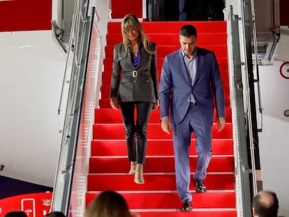 Pedro Sánchez y su esposa Begoña Gómez descienden del avión a su llegada a  la cumbre de líderes del G20 en Bali.