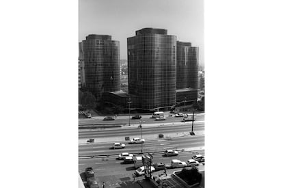 <b>Josep Antoni Coderch i Manuel Valls.</b> Gran Via de Carles III, 86-94. Conjunt d'edificis per a oficines compost per quatre torres de deu plantes. Un dels exemples més destacats de la transformació, durant els anys seixanta, de l'avinguda de Diagonal.