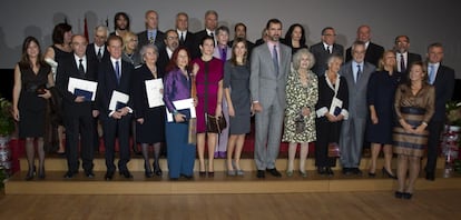 Foto de família dels Prínceps d'Astúries amb els guardonats amb les Medalles d'Or al Mèrit en les Belles Arts del 2009, lliurades a Jerez de la Frontera, Cadis. Al costat de Felip de Borbó, Cayetana d'Alba.