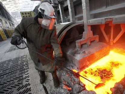 Un obrero trabaja en una fundición de aluminio.