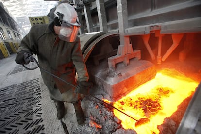 Un obrero trabaja en una fundición de aluminio.