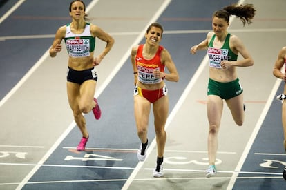 La española Marta Pérez (c) compite en la primera serie de la prueba de 1.500 metros lisos durante los Campeonatos de Europa de atletismo en pista cubierta.
