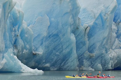 Azul eléctrico es el color de los 'icebergs' y glaciares, como el de la foto, el glaciar Grey, visto aquí desde el lago homónimo en el parque nacional Torres del Paine, en la Patagonia chilena. El efecto del color azulado tiene su origen en que el compacto hielo glaciar absorbe más la gama roja del espectro visible de la luz y refleja la azul.