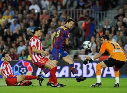 Ibrahimovic supera a Pablo (en el suelo) y Ujfalusi  cruza el balón ante Roberto en el primer gol del Barça.