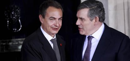 El presidente del Gobierno español saluda al anfitrión de la cumbre, su homólogo británico Gordon Brown.