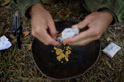 Un funcionario muestra oro confiscado durante una operacin contra la minera ilegal, en el Estado de Roraima, Brasil.