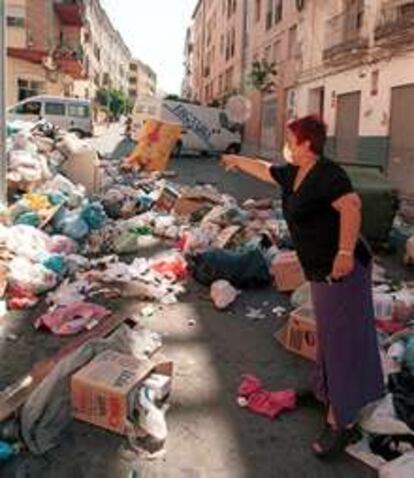 Una vecina muestra la basura acumulada ayer en una calle del centro de Málaga.