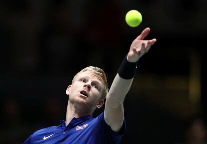 El británico Kyle Edmund se dispone a sacar en el primer partido de la semifinal frente a Feliciano López. El encuentro de Copa Davis se celebró en la Caja Mágica de Madrid.