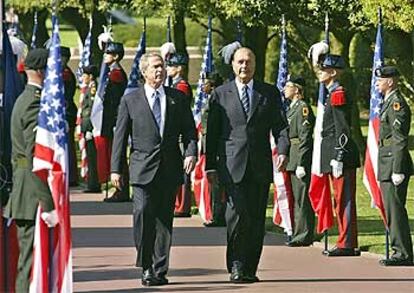 Bush y Chirac desfilan ante la guardia de honor a su llegada esta mañana al cementerio de Coleville-sur-Mer.