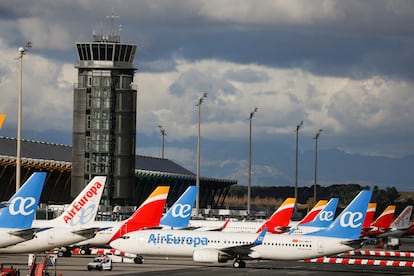 Aviones de Iberia y Air Europa ante la terminal 4 del aeropuerto de Madrid-Barajas.