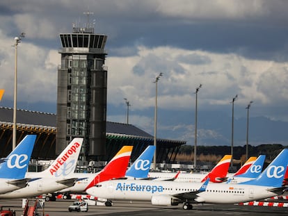 Aviones de Iberia y AirEuropa, en la terminal del aeropuerto Adolfo Suárez Madrid-Barajas, en una imagen de archivo.