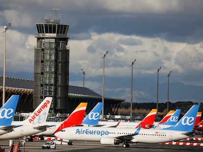 Aviones de Iberia y Air Europa en el aeropuerto de Barajas, Madrid.