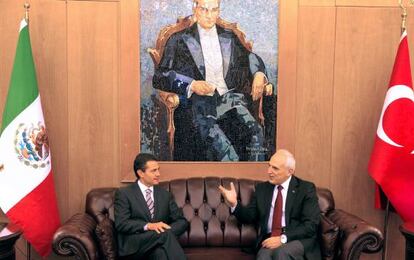 Peña Nieto, el domingo con el alcalde de Estambul, Hüseyin Avni Mutlu.