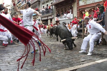 Toros de la ganadería de Núñez del Cuvillo durante el séptimo encierro de los Sanfermines 2016.