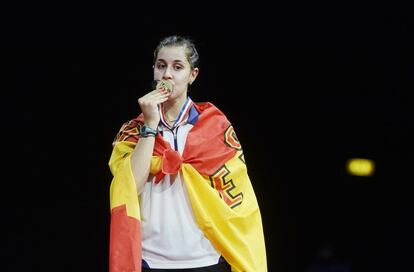 La deportista Carolina Marín besa su medalla de oro tras ganar a la china Li Xuerui en el Ballerup Super Arena de Copenhague en la final del Mundial de bádminton de Dinamarca, el domingo 31 de agosto de 2014. Título que ha vuelto a ganar en 2015.