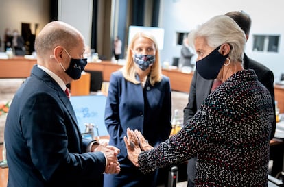 German Finance Minister Olaf Scholz talks to European Central Bank (ECB) President Christine Lagarde before the second session of the Informal Meeting of Ministers for Economics and Financial Affairs in Berlin, Germany, September 11, 2020. Kay Nietfeld/Pool via REUTERS