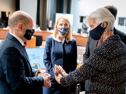 German Finance Minister Olaf Scholz talks to European Central Bank (ECB) President Christine Lagarde before the second session of the Informal Meeting of Ministers for Economics and Financial Affairs in Berlin, Germany, September 11, 2020.    Kay Nietfeld/Pool via REUTERS