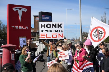 Protestas contra Elon Musken un concesionario de Tesla en Acton, Londres.