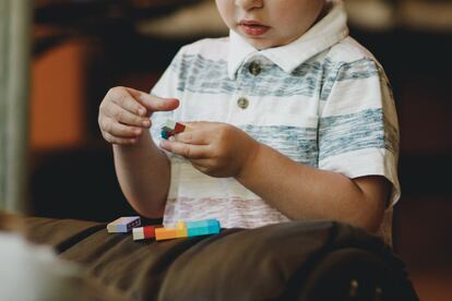 Con concienciación, recursos, formación, participación y una actitud comunitaria abierta, tal vez, la próxima vez que un niño con autismo llore desconsolado, alguien pueda decir si le está dando una apendicitis o quiere agua.