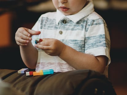 Con concienciación, recursos, formación, participación y una actitud comunitaria abierta, tal vez, la próxima vez que un niño con autismo llore desconsolado, alguien pueda decir si le está dando una apendicitis o quiere agua.