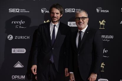 El nuevo ministro de Cultura, Ernest Urtasun (a la izquierda), y el alcalde de Barcelona, Jaume Collboni, a su llegada a la gala.