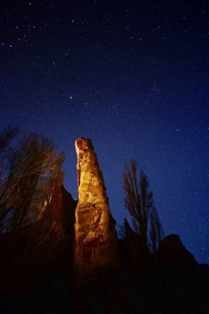 Vista nocturna del monolito La Porra, en el parque geológico de Aliaga (Teruel).