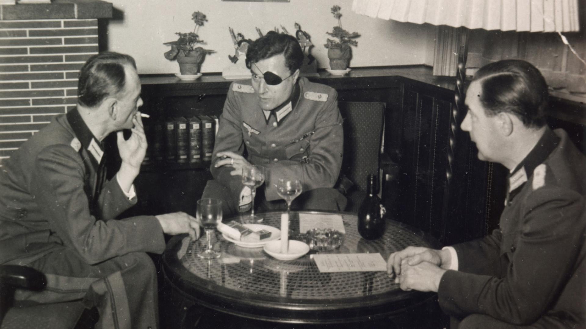 El conde Von Stauffenberg, en el centro con el parche en el ojo.
