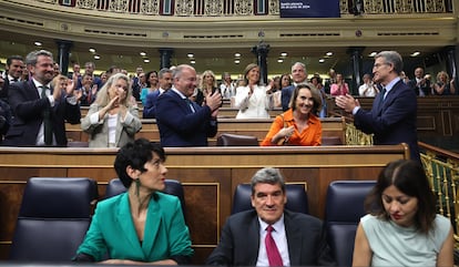 El líder del PP, Alberto Núñez Feijóo, junto a la secretaria general del PP, Cuca Gamarra y el portavoz parlamentario, Miguel Tellado.