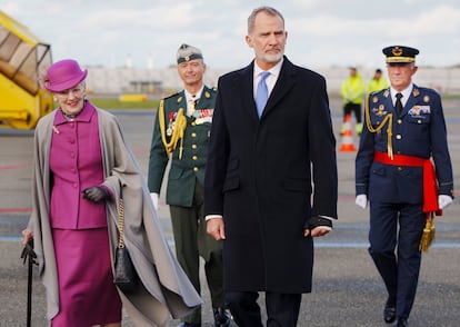 Llegada del rey Felipe VI al aeropuerto de Copenhague, junto a la reina de Dinamarca Margarita II.