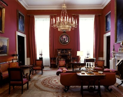 Jackie Kennedy redecoró la Sala Roja en 1962, con muebles americanos estilo imperio de la colección de la Casa Blanca y otros que se diseñaron inspirándose en la ebanistería estadounidense de la década de 1820. |