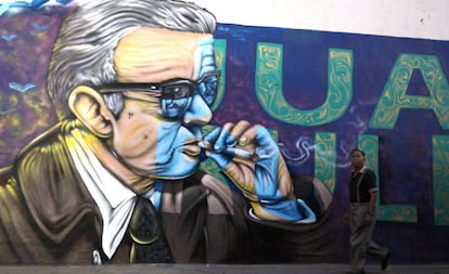 Un hombre pasea frente a un mural con una imagen de Juan Rulfo en Tuxcacuesco (México).