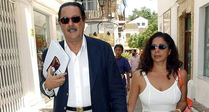 El entonces alcalde de Marbella con Isabel Pantoja, en agosto de 2003. 