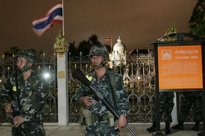 El Gobierno de Tailandia ha decretado el estado de emergencia después de que una decena de tanques rodeara hoy el palacio gubernamental. Medio centenar de soldados ha irrumpido en el edificio y ha conminado a los policías a deponer las armas.