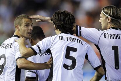 Los jugadores del Valencia celebran el gol de Soldado