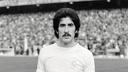 Goyo Benito posa con la camiseta del Real Madrid.