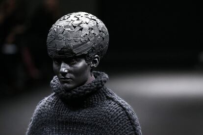 Una modelo desfila con un diseño de Anrealage durante la Semana de la Moda de París.