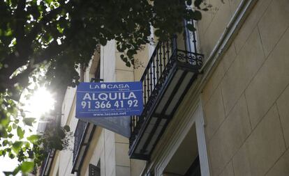 Carteles de venta y alquiler de pisos.