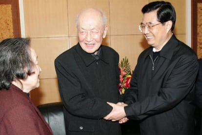 El presidente chino, Hu Jintao (derecha), saluda a Zhu Guangya en presencia de la mujer de este, en 2004.