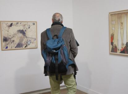 Un visitante en la muestra de Josep Guinovart en Cádiz.