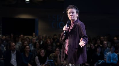 La artista Laurie Anderson, en el acto de presentación de 'Chalkroom'.