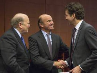 El ministro irlandés de Economía, Michael Noonan (izda), su homólogo holandés y presidente del Eurogrupo, Jeroen Dijsselbloem (dcha), y el ministro español de Economía, Luis De Guindos (c), conversan al inicio de la reunión del Eurogrupo celebrada en la sede de la Unión Europea, Bruselas. EFE/Archivo