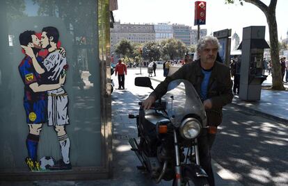 Imagen de un mural alusivo a la rivalidad entre Real Madrid y Barcelona en una calle de la ciudad catalana.