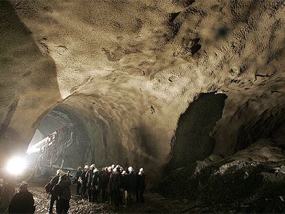 A la derecha de la imagen, una montaña de hormigón tapia el túnel de maniobra. El otro túnel es el que accede a la futura estación del Carmel.