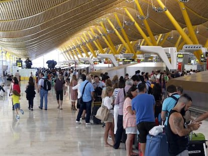 Viajeros en la zona de salidas de la T4, en el aeropuerto Adolfo Su&aacute;rez Madrid-Barajas,